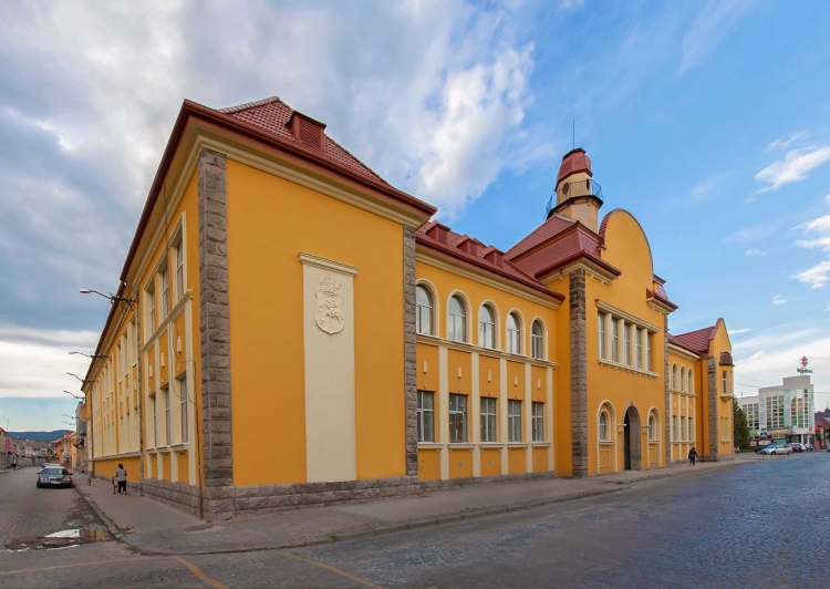 Державна торговельна академія в Мукачево. Збудована в 1925році. 
