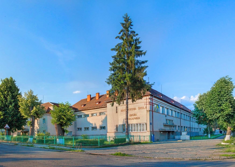 Масарикова школа в Сваляві. Збудована в 1932 році  за проектом архітектора Франтішка Крупки, на кошти Томаша Масарика