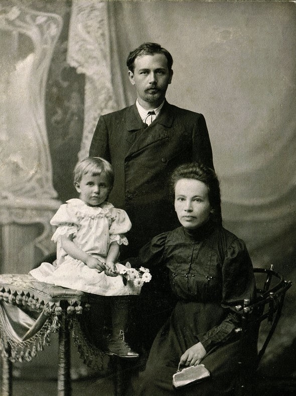 Микола Леонтович з дружиною Клавдією та донькою Галиною